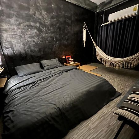 Stay Strays Hostel Bangkok Exterior foto