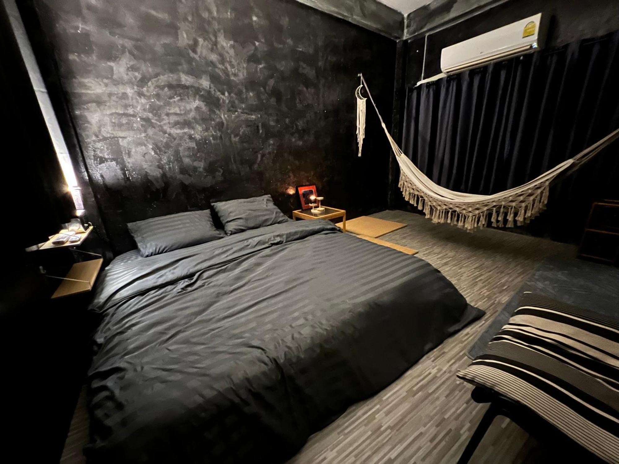 Stay Strays Hostel Bangkok Exterior foto