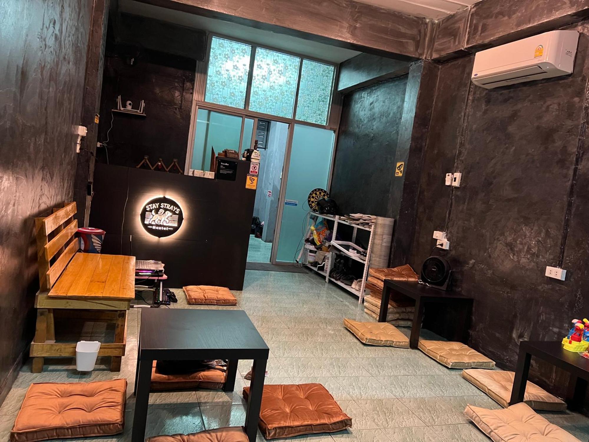 Stay Strays Hostel Bangkok Exterior foto