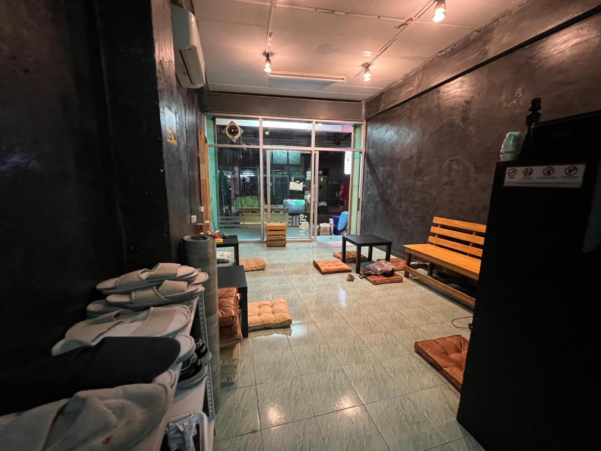 Stay Strays Hostel Bangkok Exterior foto