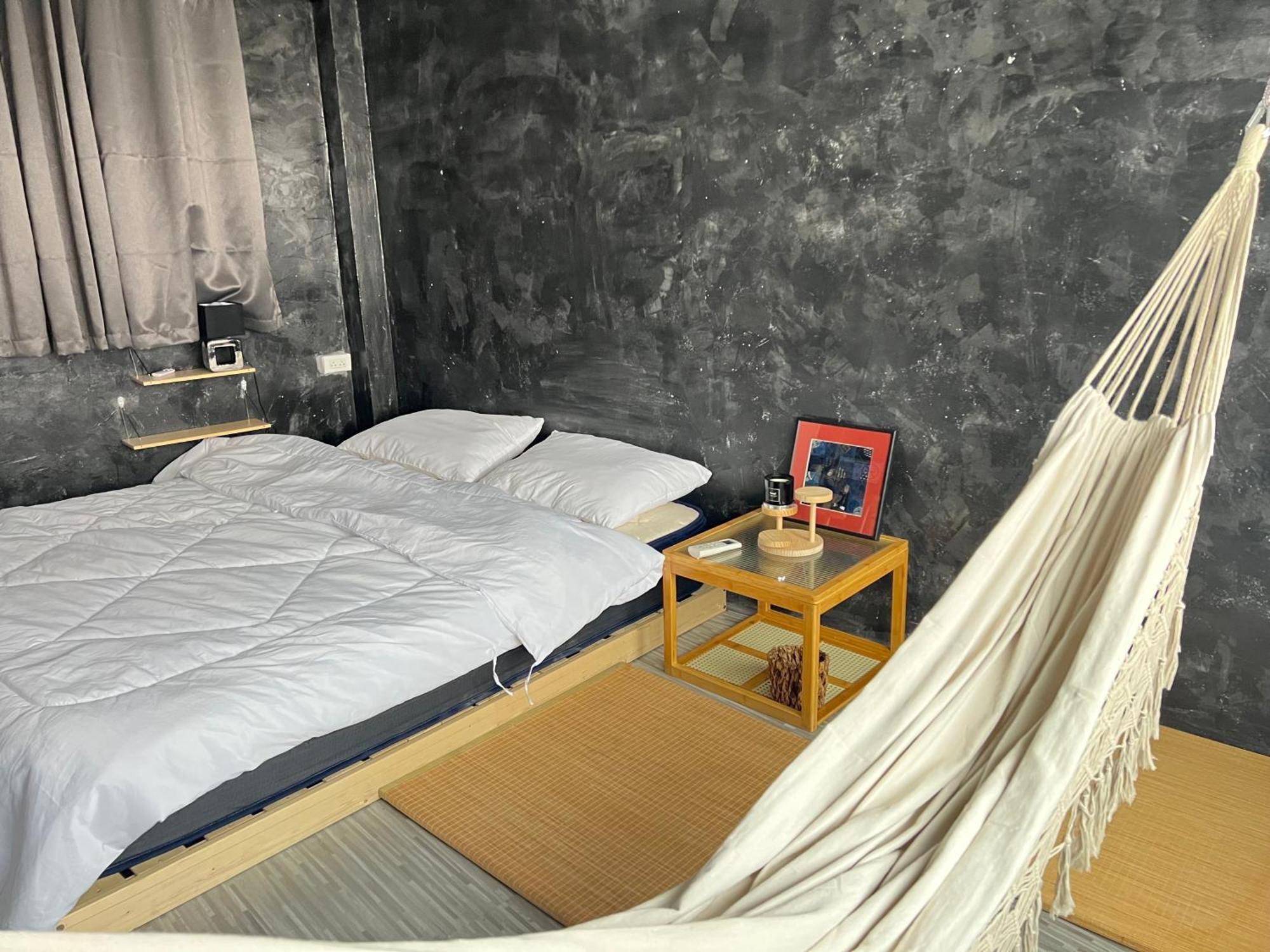 Stay Strays Hostel Bangkok Exterior foto