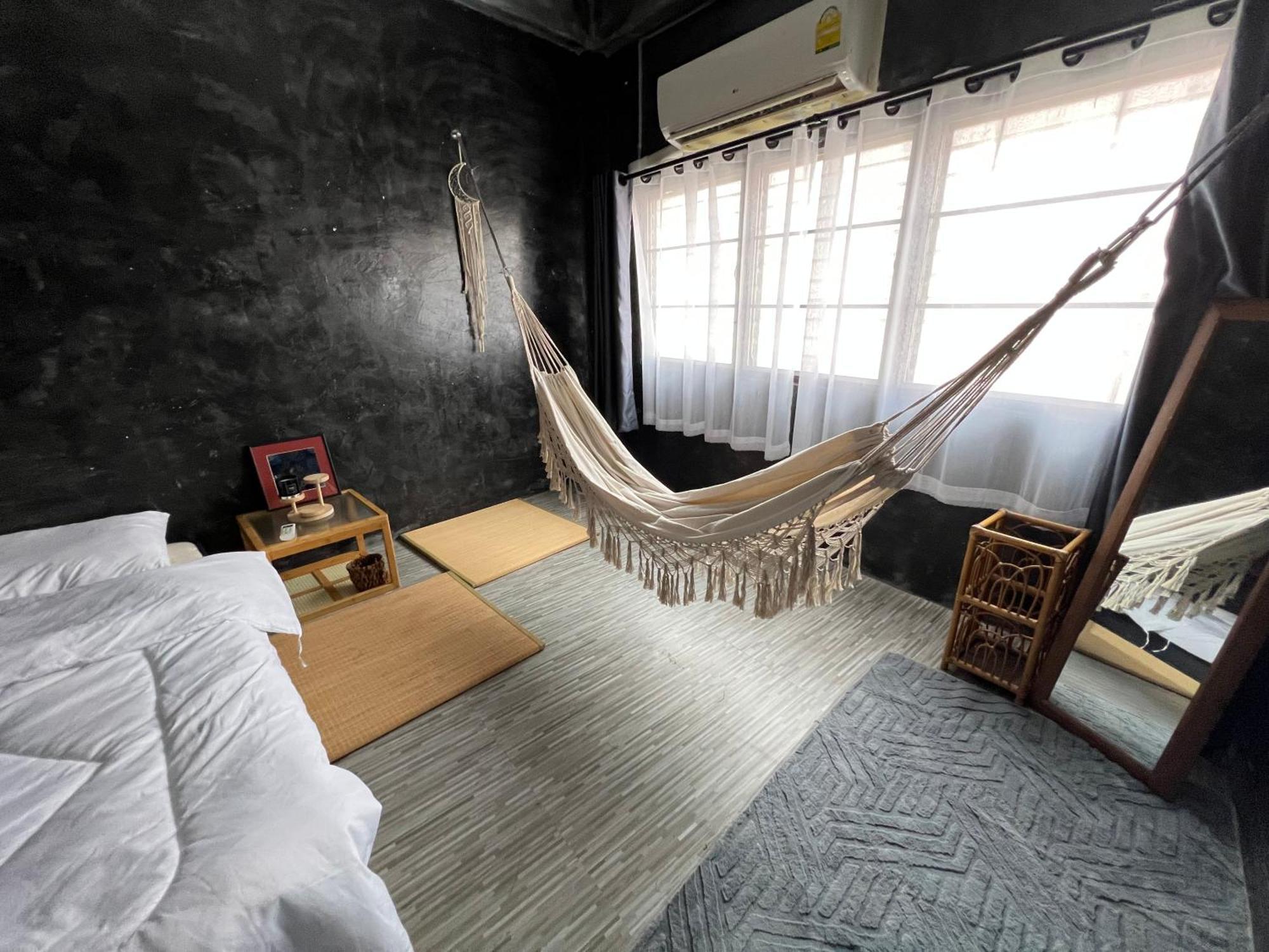 Stay Strays Hostel Bangkok Exterior foto