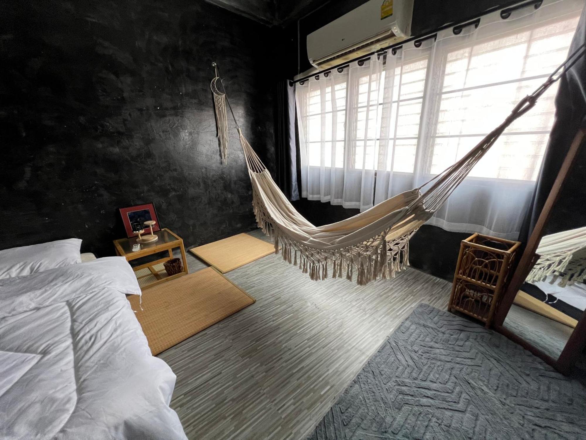 Stay Strays Hostel Bangkok Exterior foto