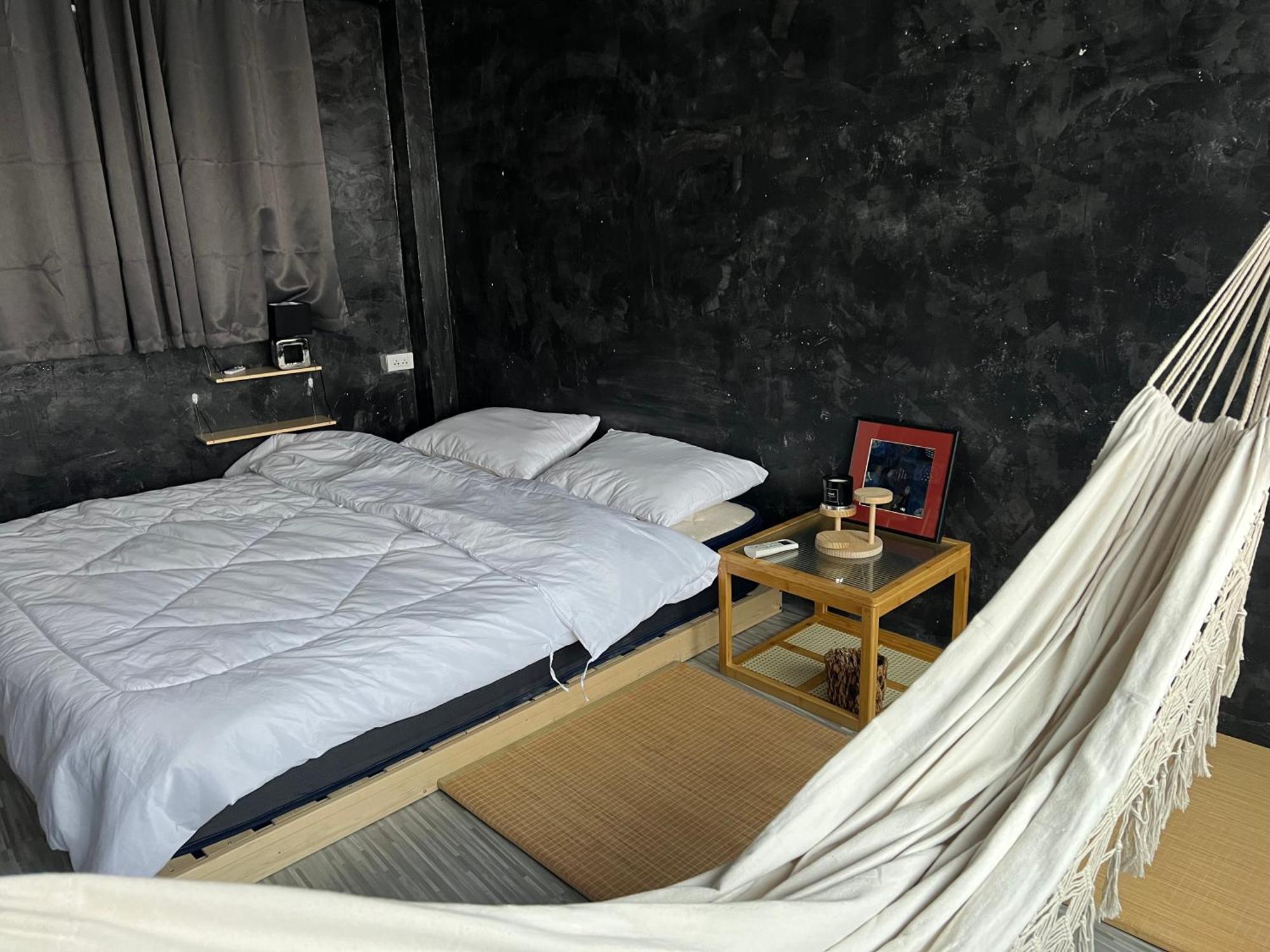 Stay Strays Hostel Bangkok Exterior foto