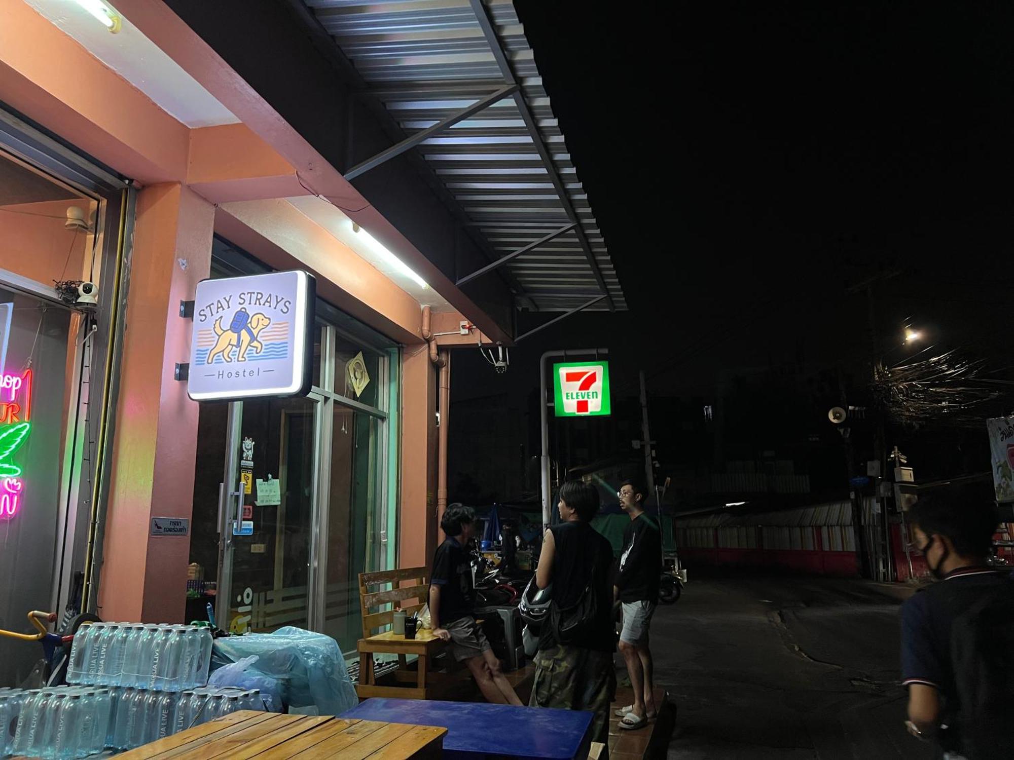 Stay Strays Hostel Bangkok Exterior foto